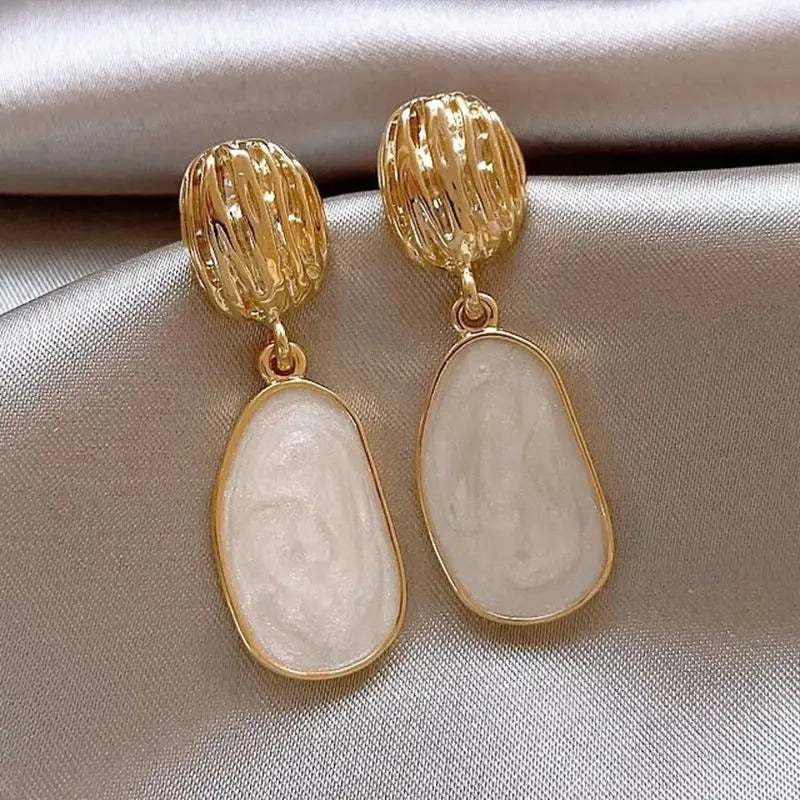 Ovale hängende Ohrringe mit 18K Goldplattierung und weißem Emaille