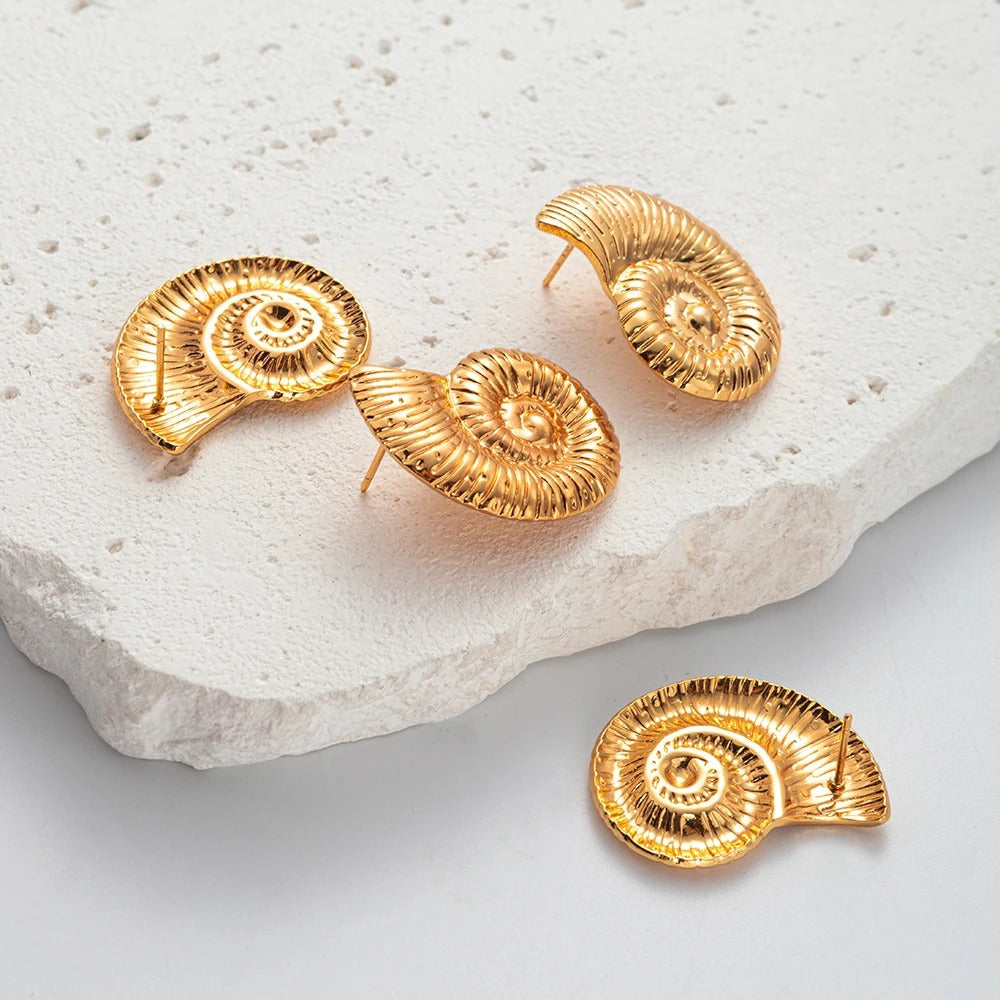 Muschelförmige Ohrringe mit 18K Goldbeschichtung