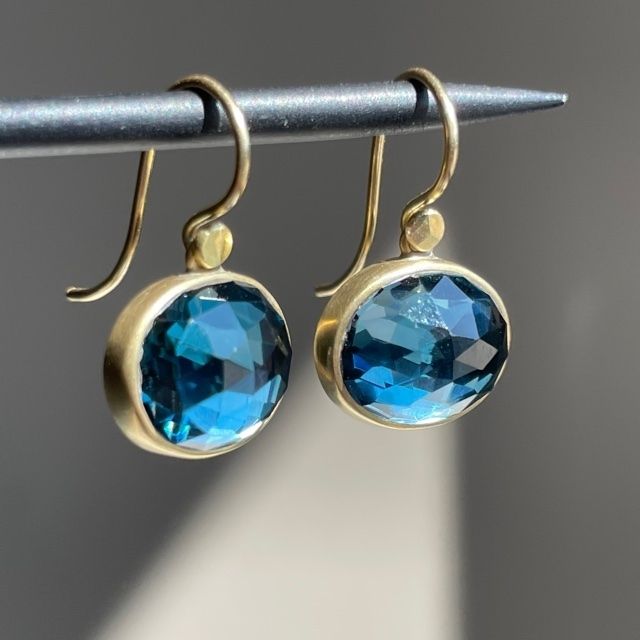 Ohrringe mit 18k Goldplattierung und blauem Zirkon