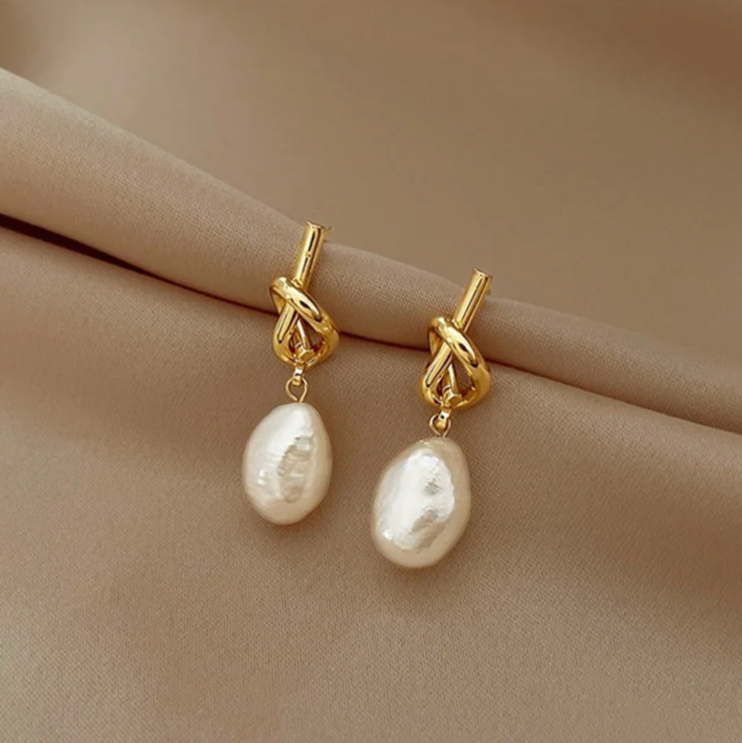 Perlenohrringe mit Knoten in 18K Goldplattierung