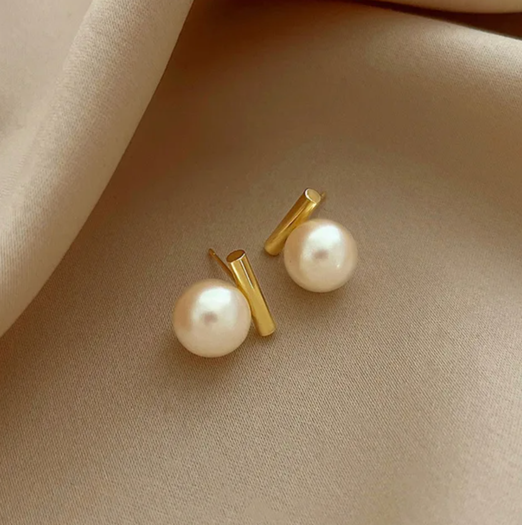 Minimalistische Perlenohrringe mit 18 Karat Goldplattierung