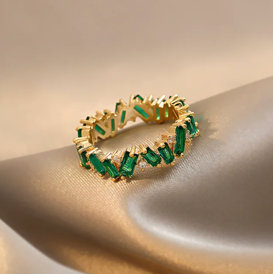 Ring aus Jadesteinen mit 18 Karat vergoldeten Steinen