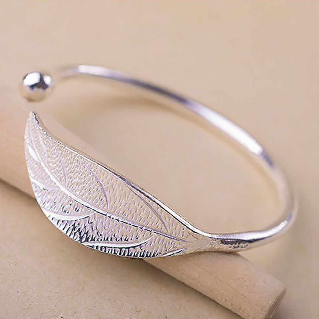 Thin adjustable ring engraved in the shape of a leaf