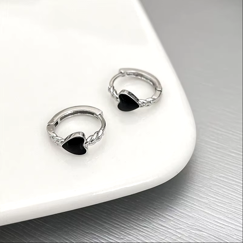 Ohrringe aus hypoallergenem 925er Sterlingsilber mit schwarzer Emaille und Dark Heart