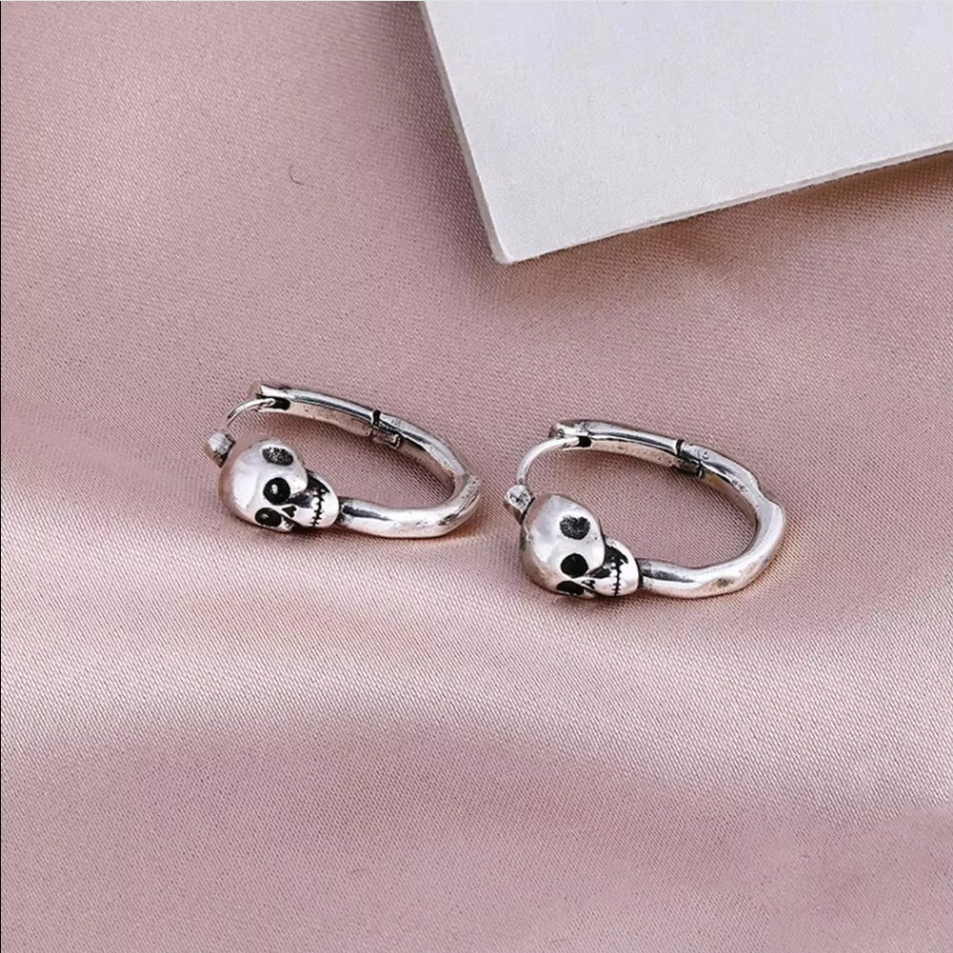 Ohrringe 'Halloween' aus hypoallergenem Stahl und 925er Sterlingsilber überzogen mit einem Totenkopf