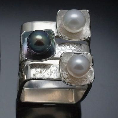 Modernistischer Ring mit Naturperlen
