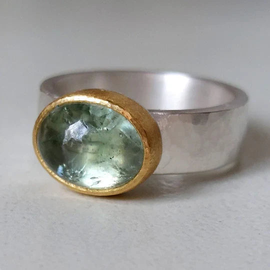 Ring aus 18-karätigem Gold und 925er Silber mit grünem Strassstein