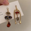 Vintage hängende Ohrringe in humanoider Form, plattiert mit 18K Gold