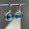Ohrringe mit 18k Goldplattierung und blauem Zirkon