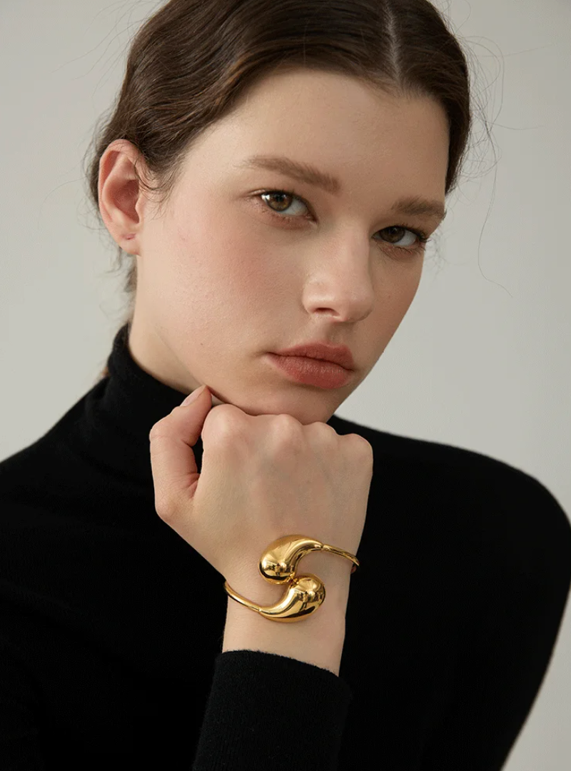 18 Karat vergoldetes Yin-Yang-Armband mit einem Zweig im Waldstil