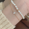 18 Karat vergoldetes dünnes Armband in Form einer kleinen Blume mit Zirkoniasteinen