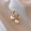 Mini-Reifenohrringe mit herzförmiger Perle in 18K Goldplattierung