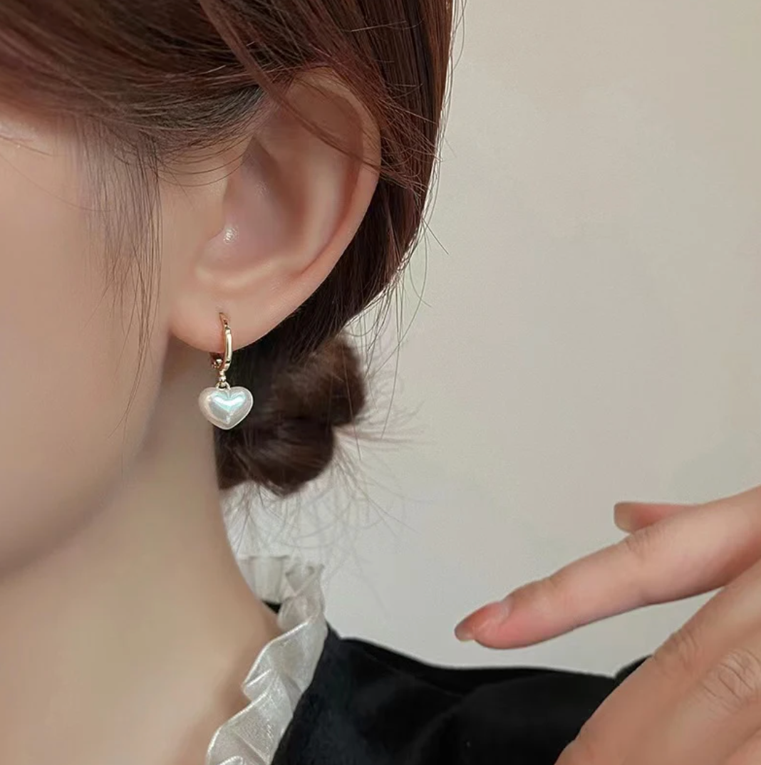 Mini-Reifenohrringe mit herzförmiger Perle in 18K Goldplattierung
