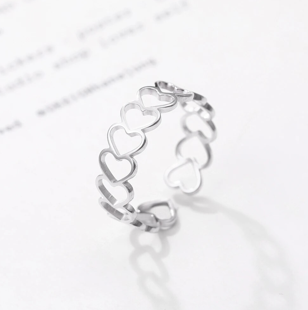 Ring mit Herzen in Umfang in Sterlingsilber 925