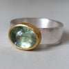 Ring aus 18-karätigem Gold und 925er Silber mit grünem Strassstein