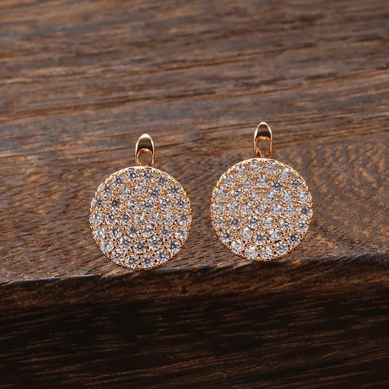 Runde Ohrstecker mit weißen Zirkonen in 18K Goldplattierung