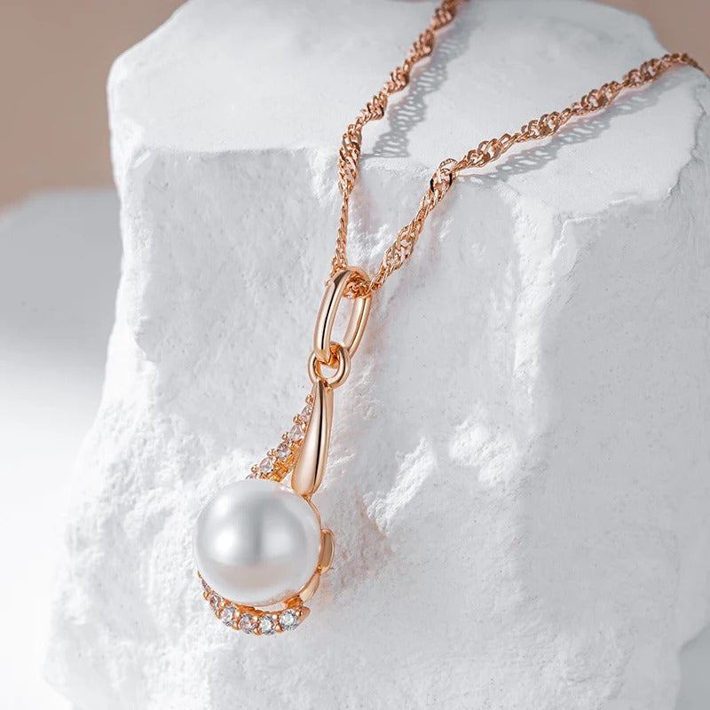 Tropfenförmige Ohrringe mit einzelner Perle und Zirkonen in 18K Roségoldüberzug