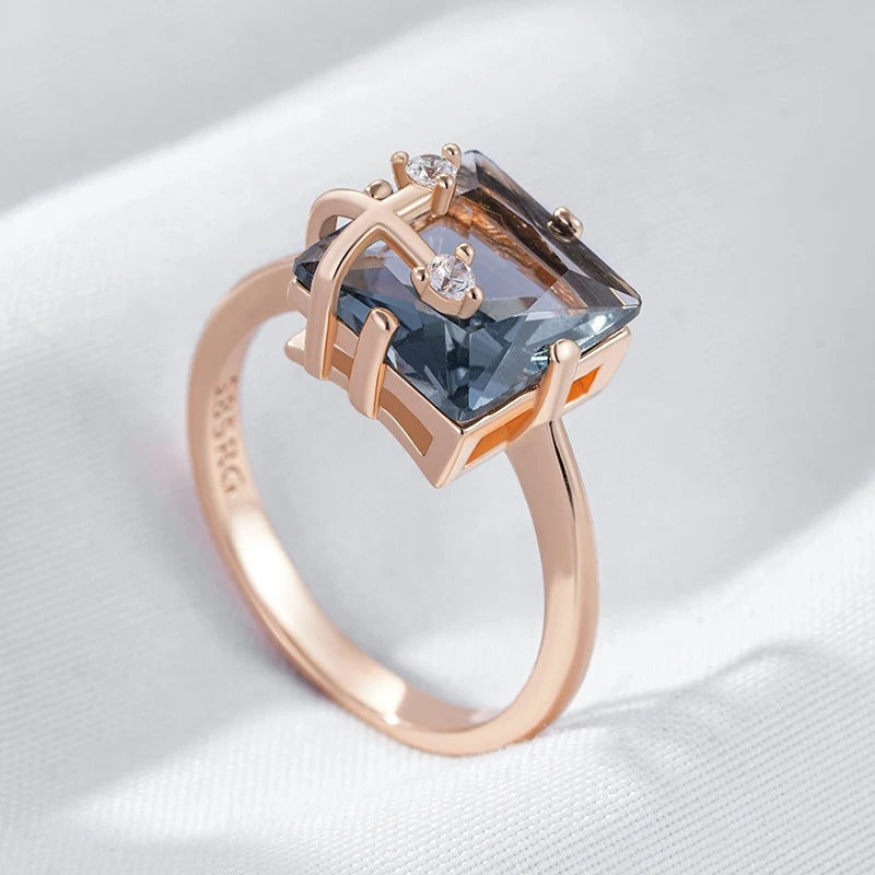 Klassischer Ring mit großem, rechteckigem, grauem, glänzendem Stein mit Zirkonia, 18K Rosé vergoldet - AC