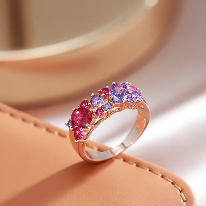 Luxuriöser Ring mit Rubinzirkonen und Amethysten aus 18 Karat Rosévergoldung - AC
