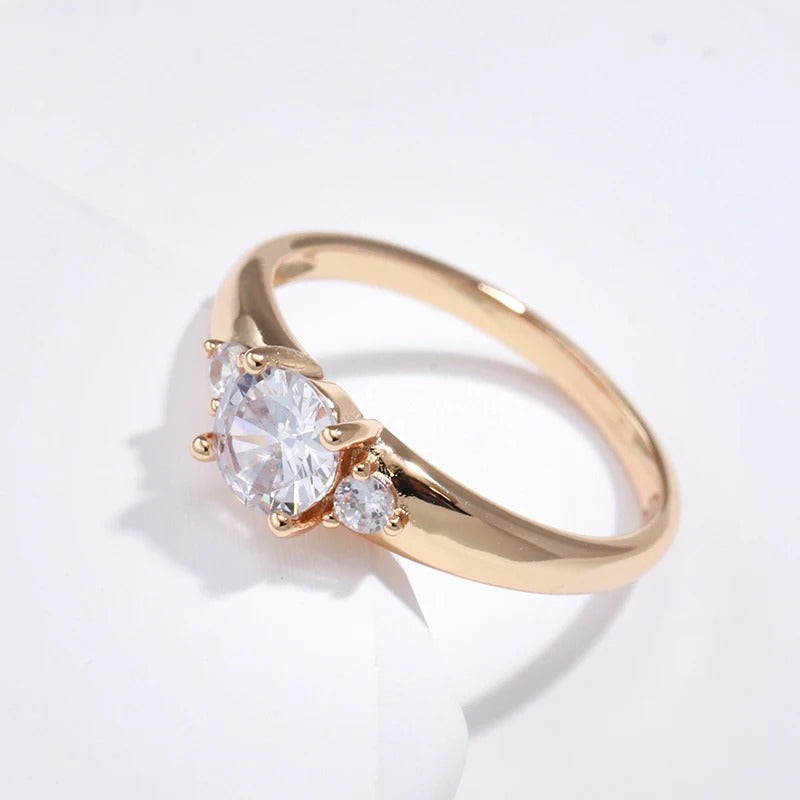 Klassischer Ring mit 3 weißen Zirkonen aus 18K Roségold - AC