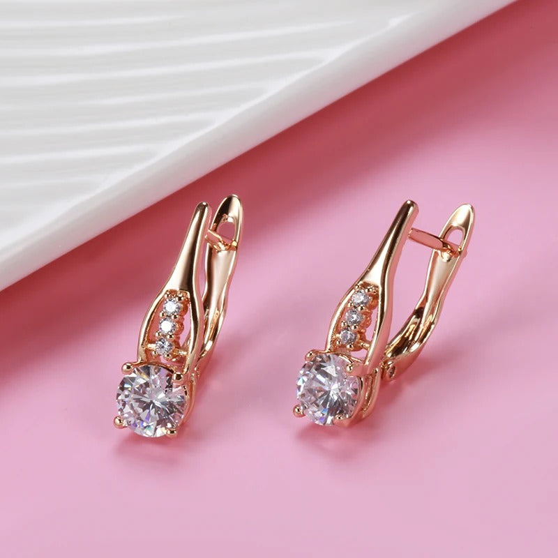 Ohrringe mit weißen Zirkonia in einer Reihe in 18K Roségold plattiert