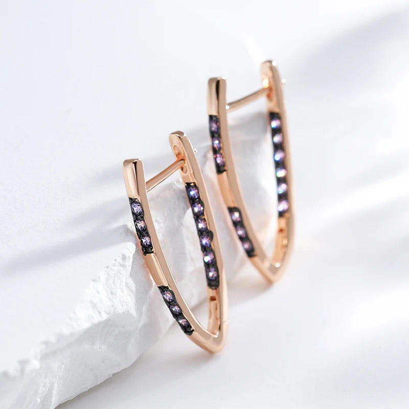 V-förmige, geometrische Ohrringe mit violetten Zirkonen, 18K Roségold plattiert
