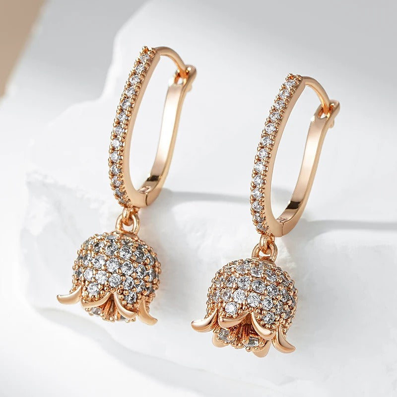 18K Roségold Plattiert Long Ohrring aus glänzenden natürlichen Zirkonia in der Form einer Blume