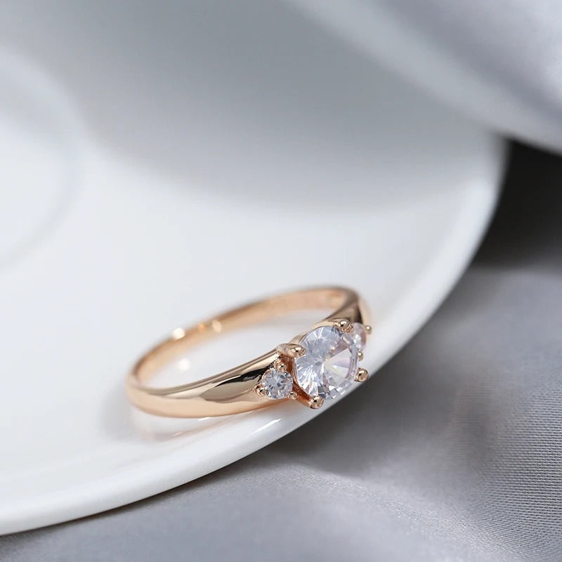 Klassischer Ring mit 3 weißen Zirkonen aus 18K Roségold - AC