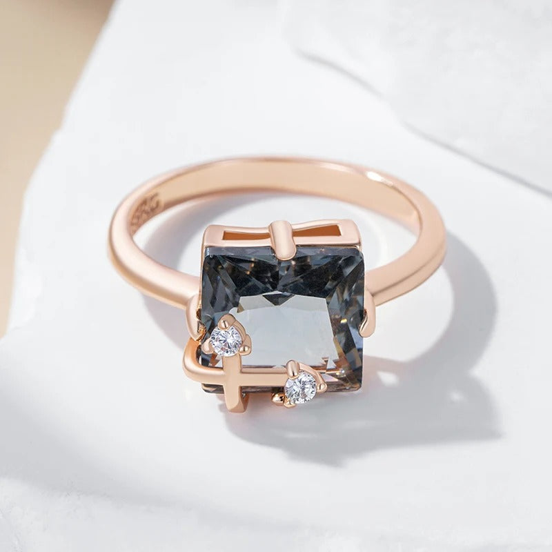 Klassischer Ring mit großem, rechteckigem, grauem, glänzendem Stein mit Zirkonia, 18K Rosé vergoldet - AC