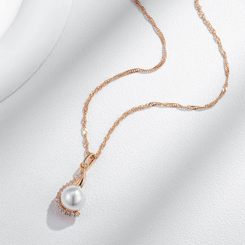 Tropfenförmige Ohrringe mit einzelner Perle und Zirkonen in 18K Roségoldüberzug