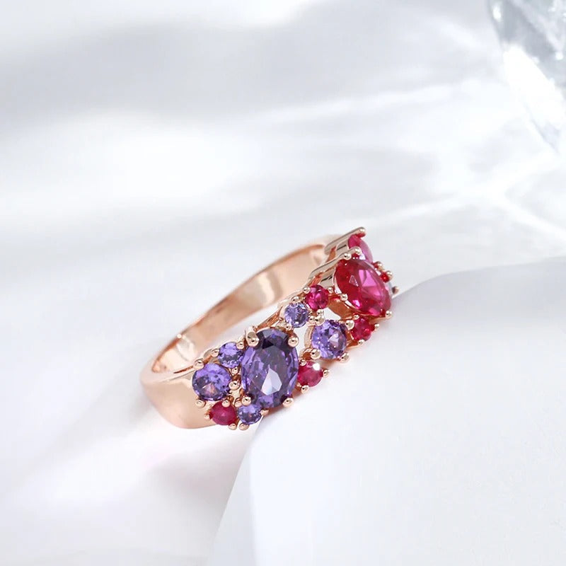 Luxuriöser Ring mit Rubinzirkonen und Amethysten aus 18 Karat Rosévergoldung - AC