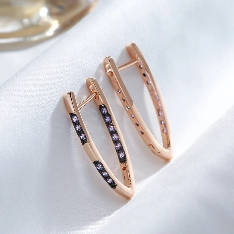 V-förmige, geometrische Ohrringe mit violetten Zirkonen, 18K Roségold plattiert