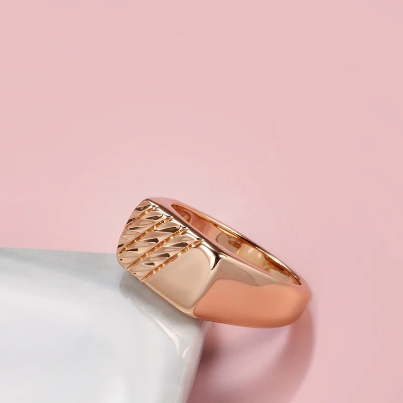 18K Roségold plattiert Einfache quadratische Ring mit Relief