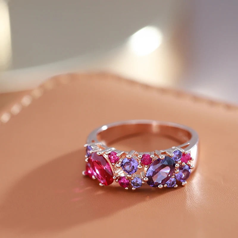 Luxuriöser Ring mit Rubinzirkonen und Amethysten aus 18 Karat Rosévergoldung - AC