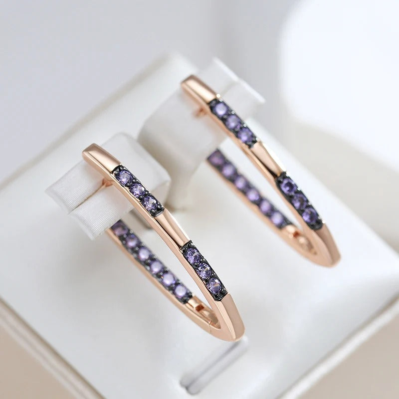 V-förmige, geometrische Ohrringe mit violetten Zirkonen, 18K Roségold plattiert