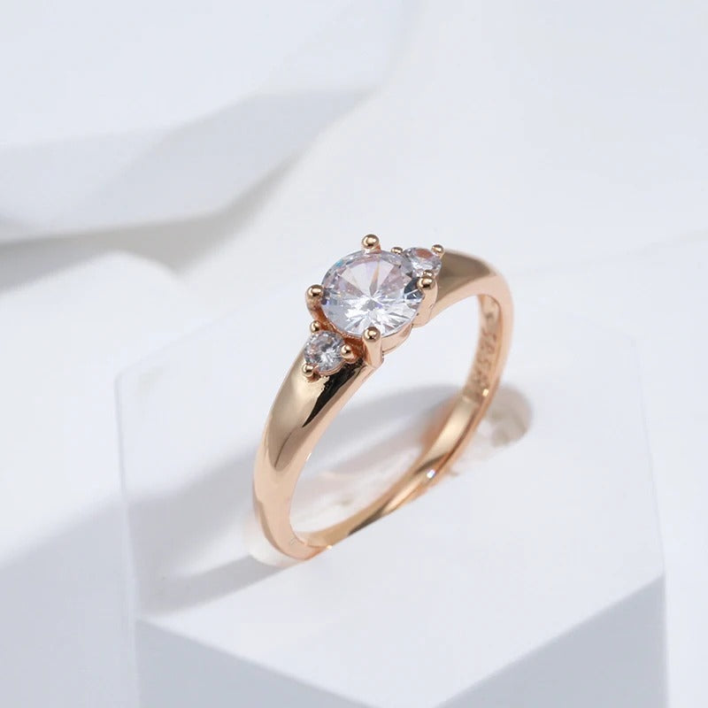 Klassischer Ring mit 3 weißen Zirkonen aus 18K Roségold - AC