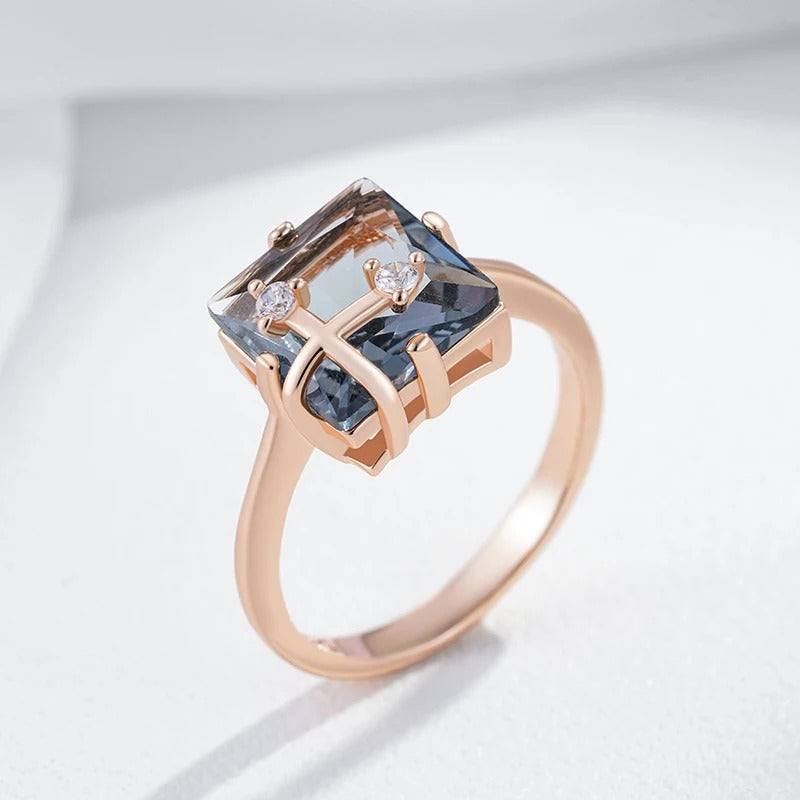 Klassischer Ring mit großem, rechteckigem, grauem, glänzendem Stein mit Zirkonia, 18K Rosé vergoldet - AC