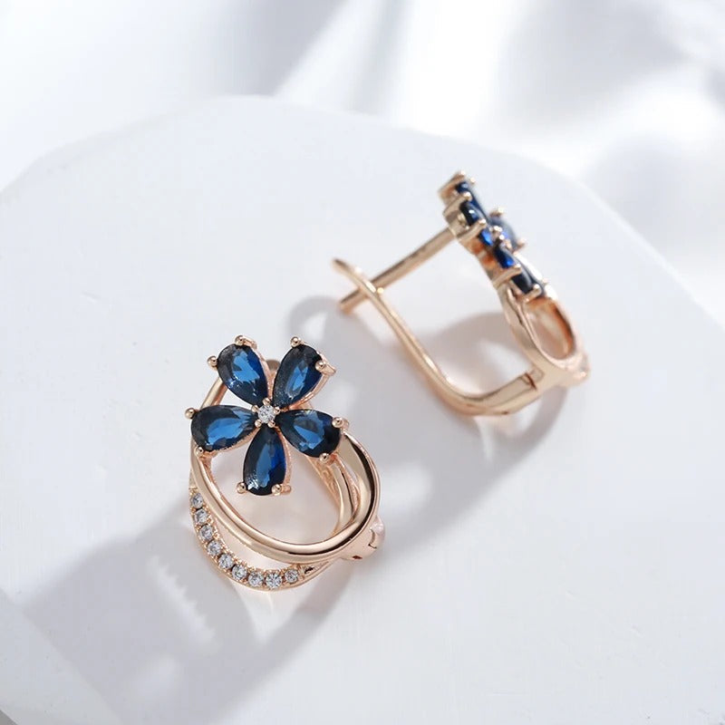 Ohrstecker mit saphirfarbenem und weißem Zirkon aus 18K Roségold - AC
