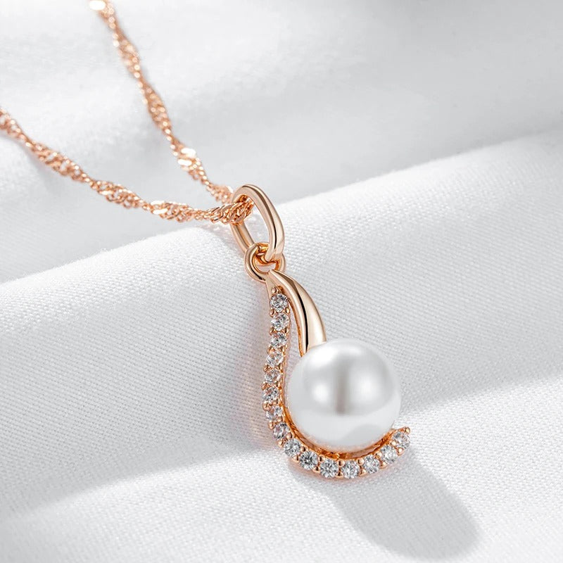 Tropfenförmige Ohrringe mit einzelner Perle und Zirkonen in 18K Roségoldüberzug