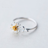 Verstellbarer Ring aus 925er Sterlingsilber mit handgemalten Wiesengänseblümchen